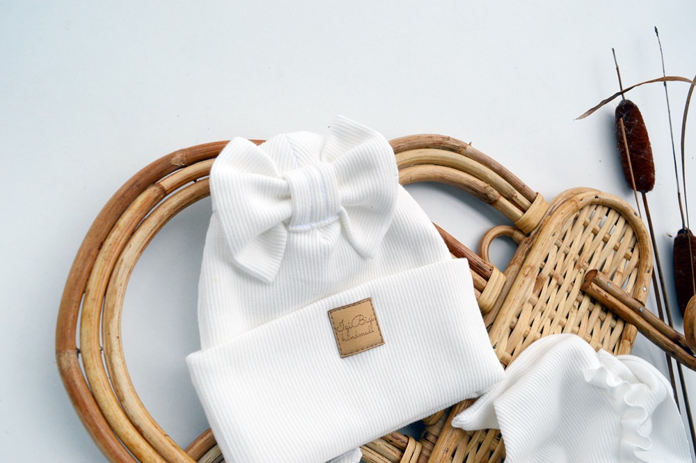 Czapka prążkowana śmietanka KOKARDKA