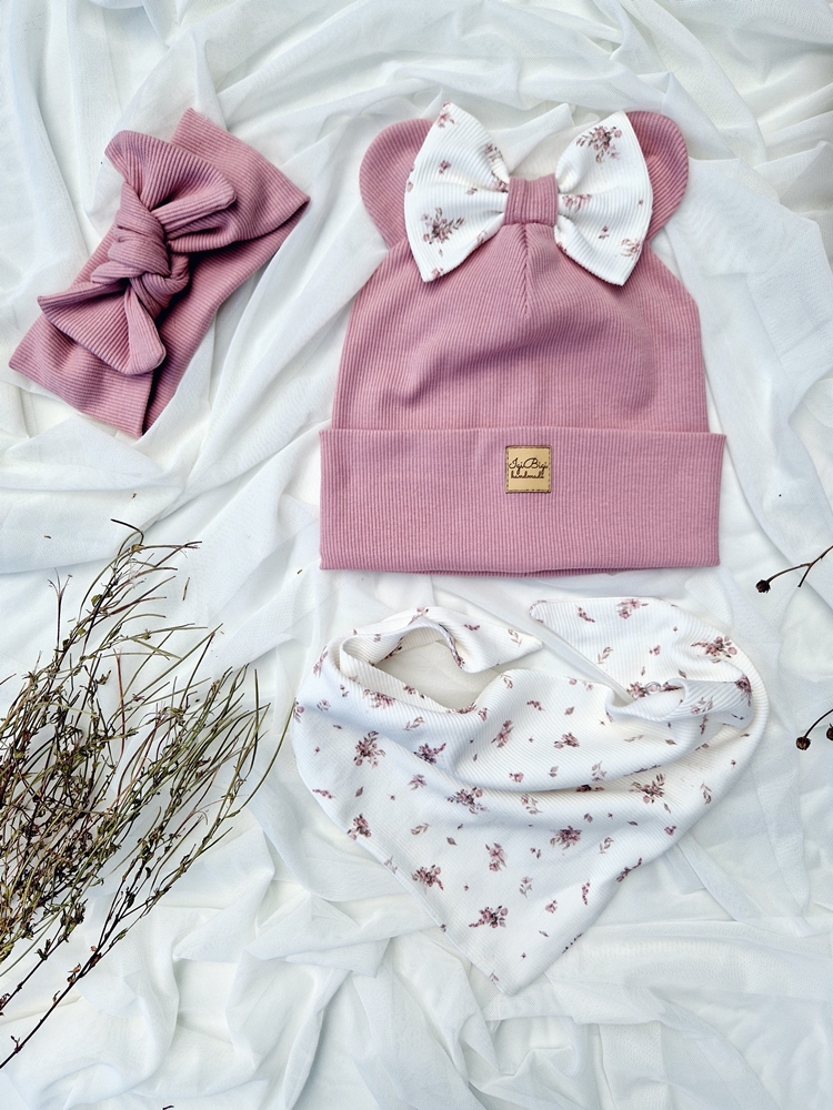 Czapka prążkowana JASNY BRUDNY RÓŻ I LITTLE FLOWERS różne fasony