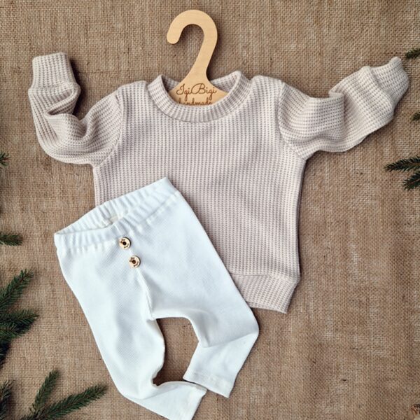 SWETEREK bardzo jasny beż +LEGGINSY GUZICZKI orzech/śmietanka