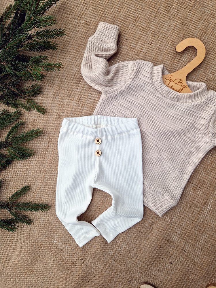 SWETEREK bardzo jasny beż +LEGGINSY GUZICZKI orzech/śmietanka