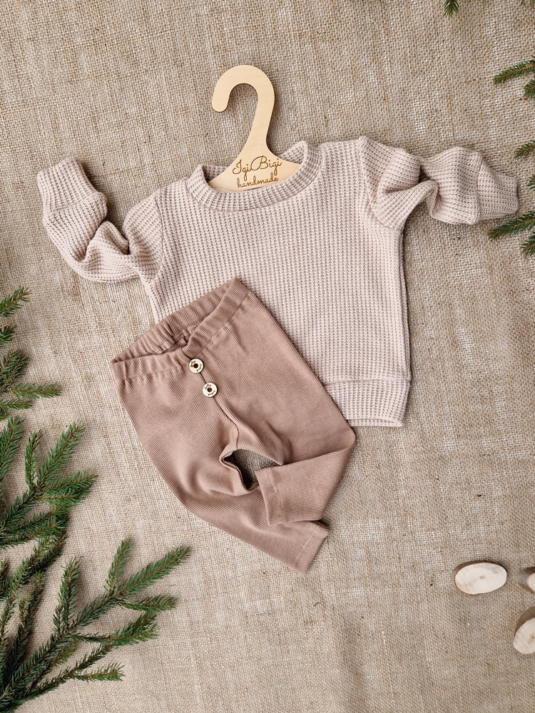 SWETEREK klasyczny beż +LEGGINSY GUZICZKI orzech/śmietanka