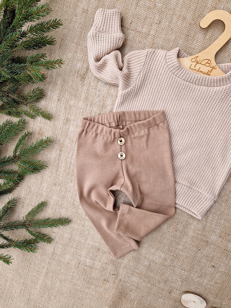 SWETEREK klasyczny beż +LEGGINSY GUZICZKI orzech/śmietanka