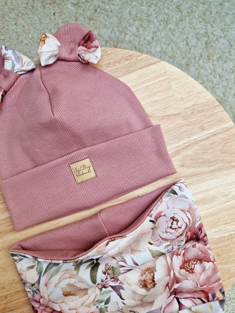 Czapka prążkowana DOUBLE BOWS peonie uszatka