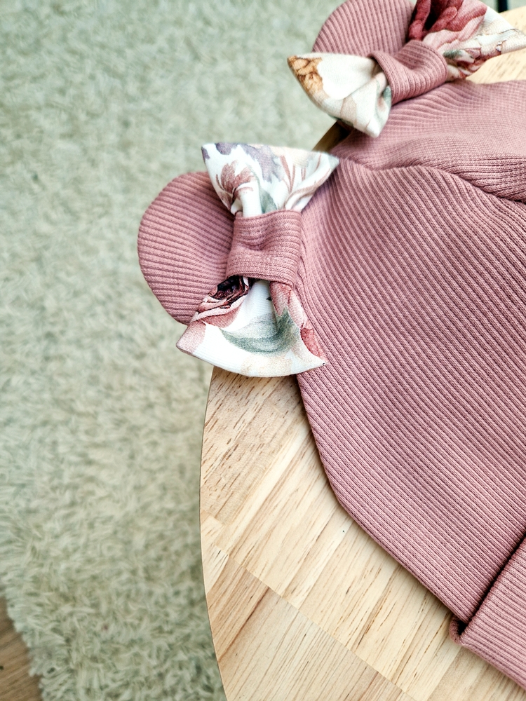 Czapka prążkowana DOUBLE BOWS peonie uszatka