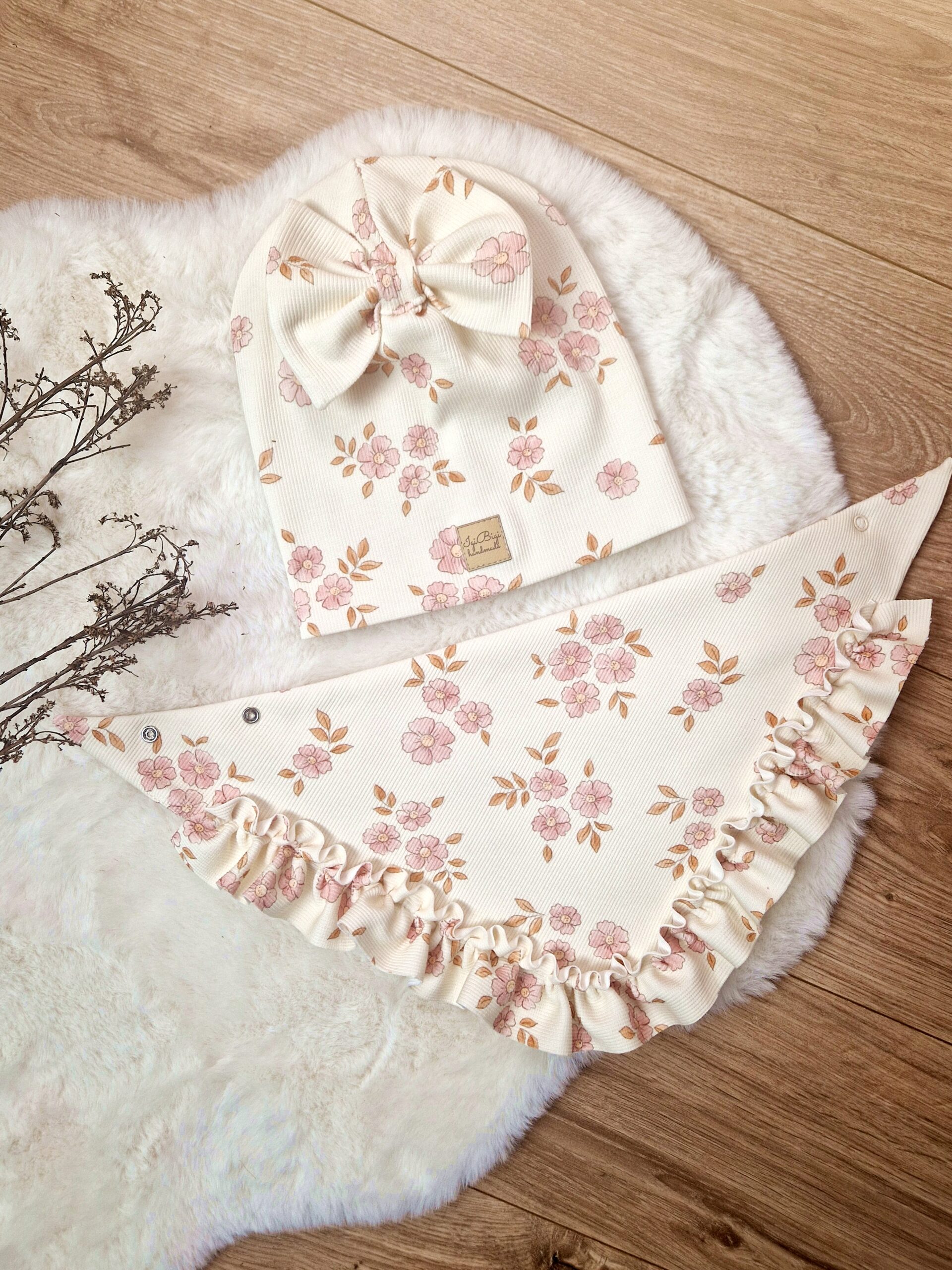 Czapka prążkowana RETRO DAISY krem fasony